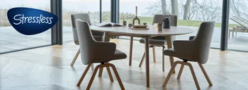 Essgruppe von Stressless mit vier Stühlen an rundem Tisch vor Panoramafenster